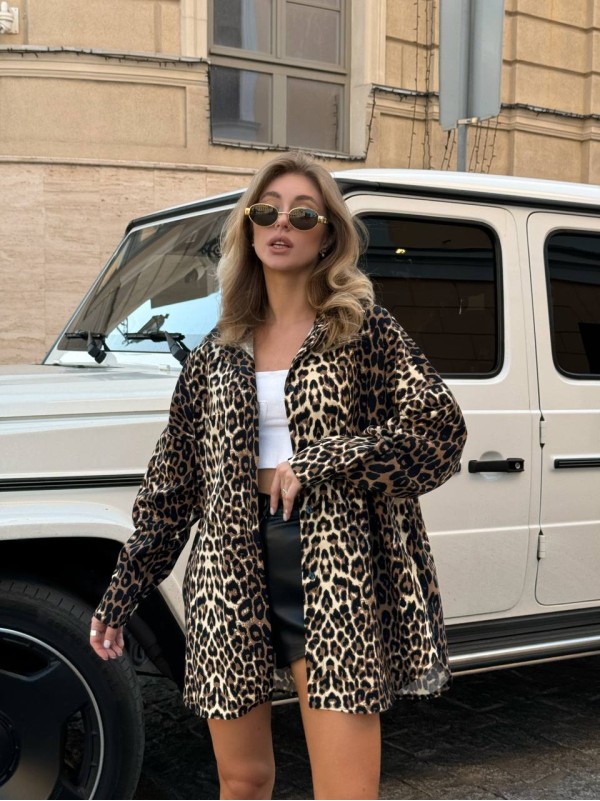 Джинсова жіноча сорочка леопардового стиля коричневого кольору 34282