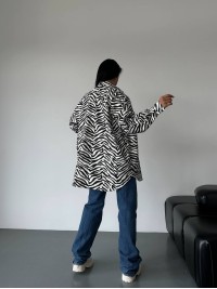 Джинсова жіноча сорочка стиля зебри чорно-бiлого кольору 34284