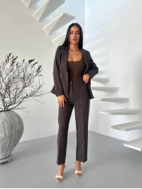 Жіночий класичний костюм коричневого кольору 34305