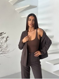 Жіночий класичний костюм коричневого кольору 34305