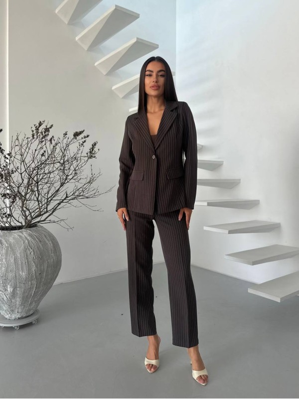 Жіночий класичний костюм коричневого кольору 34305