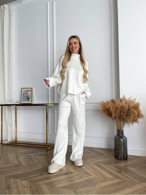 Жiночий прогулянковий костюм молочного кольору 34314