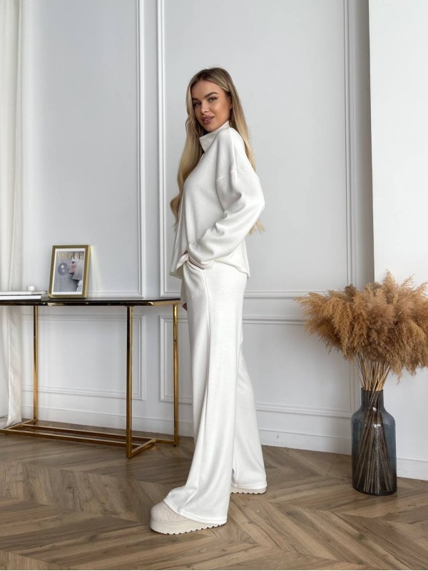 Жiночий прогулянковий костюм молочного кольору 34314