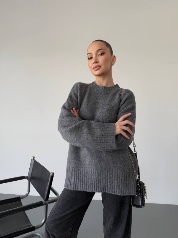 Жіночий базовий светр графiтового кольору 34346