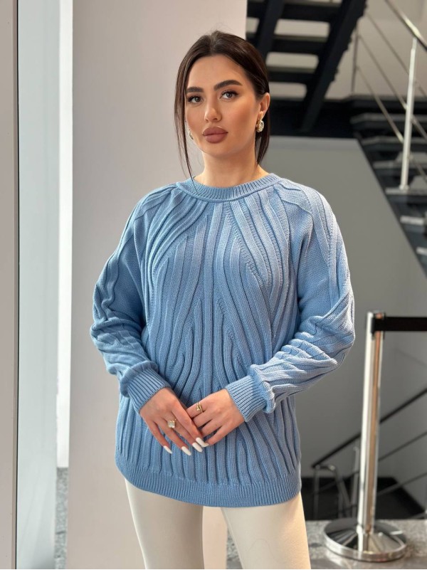 Жіночий светр з фактурною вʼязкою блакитного кольору 34352