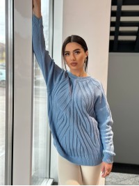 Жіночий светр з фактурною вʼязкою блакитного кольору 34352