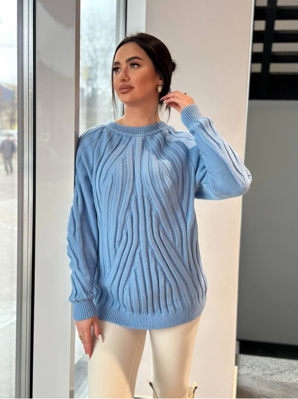 Жіночий светр з фактурною вʼязкою блакитного кольору 34352