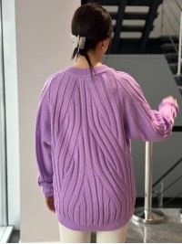 Жіночий светр з фактурною вʼязкою бузкового кольору 34353