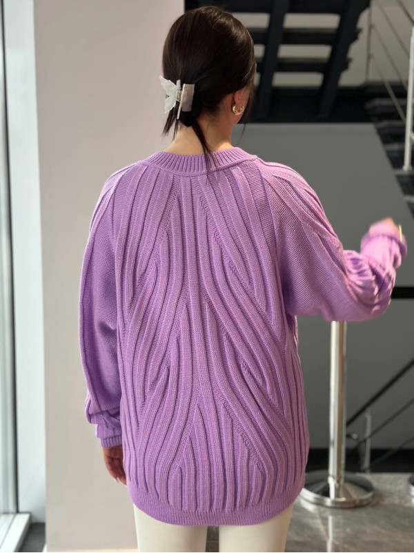 Жіночий светр з фактурною вʼязкою бузкового кольору 34353