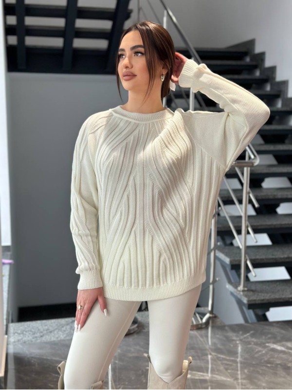 Жіночий светр з фактурною вʼязкою молочного кольору 34354