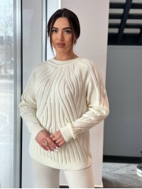 Жіночий светр з фактурною вʼязкою молочного кольору 34354