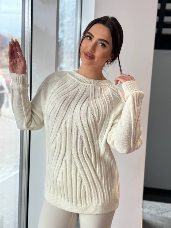 Жіночий светр з фактурною вʼязкою молочного кольору 34354