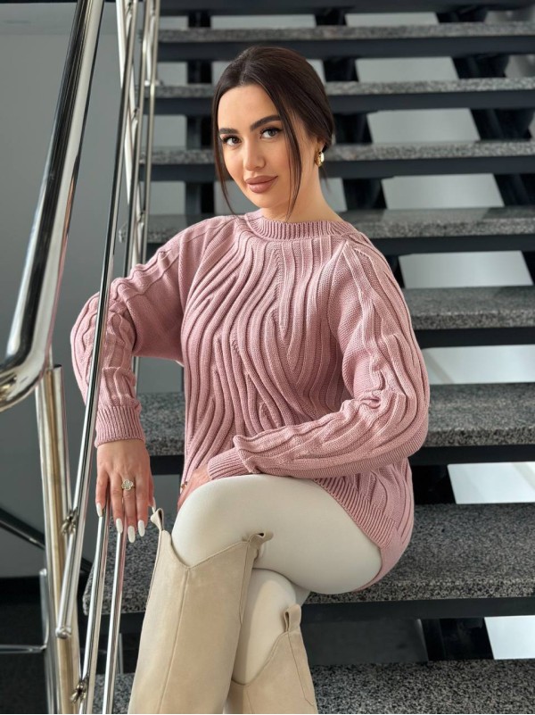 Жіночий светр з фактурною вʼязкою пудрового кольору 34355