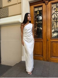 Вечірня шовкова сукня максі молочного кольору 34377