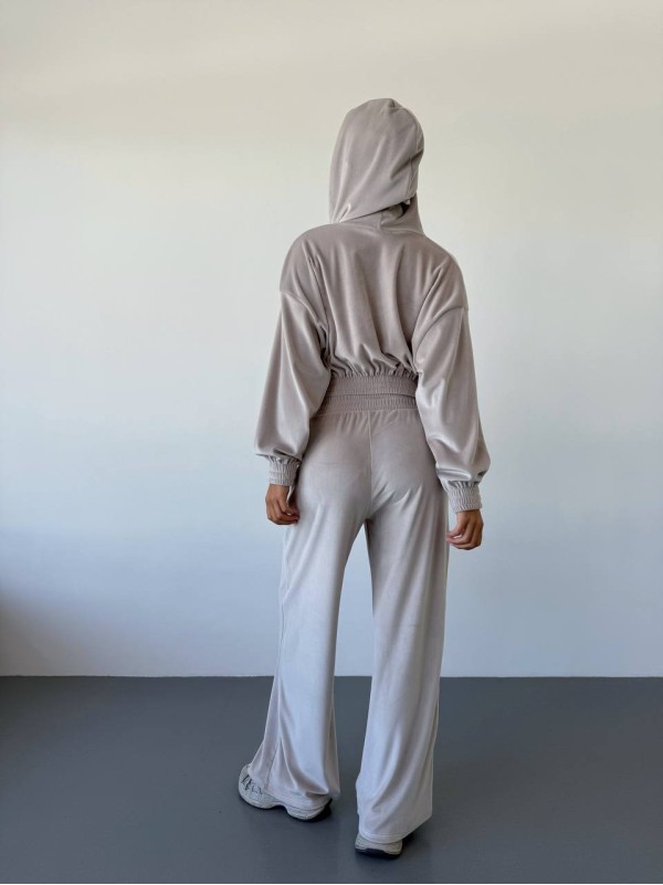 Жіночий велюровий костюм трійка бежевого кольору 34387