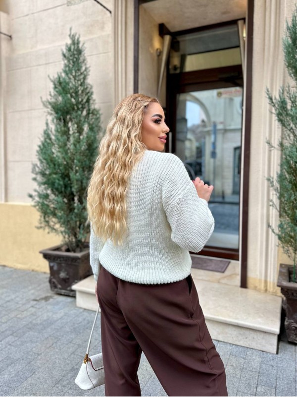 Базовий жіночий светр молочного кольору 34415