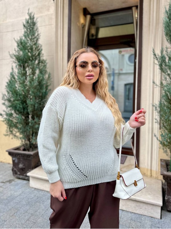 Базовий жіночий светр молочного кольору 34415