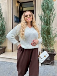 Базовий жіночий светр молочного кольору 34415