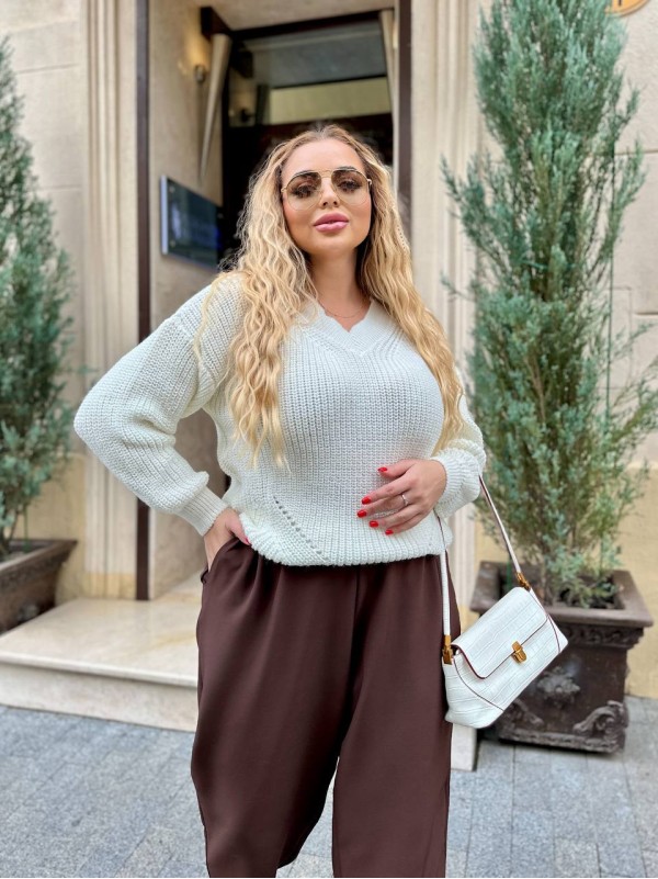 Базовий жіночий светр молочного кольору 34415