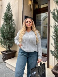 Базовий жіночий светр сiрого кольору 34416