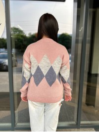 Жіночий светр з геометричним малюнком пудрового кольору 34419