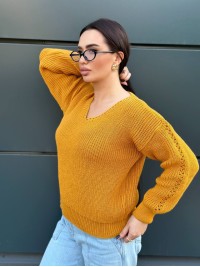 Жіночий светр з з вирізом жовтого кольору 34424