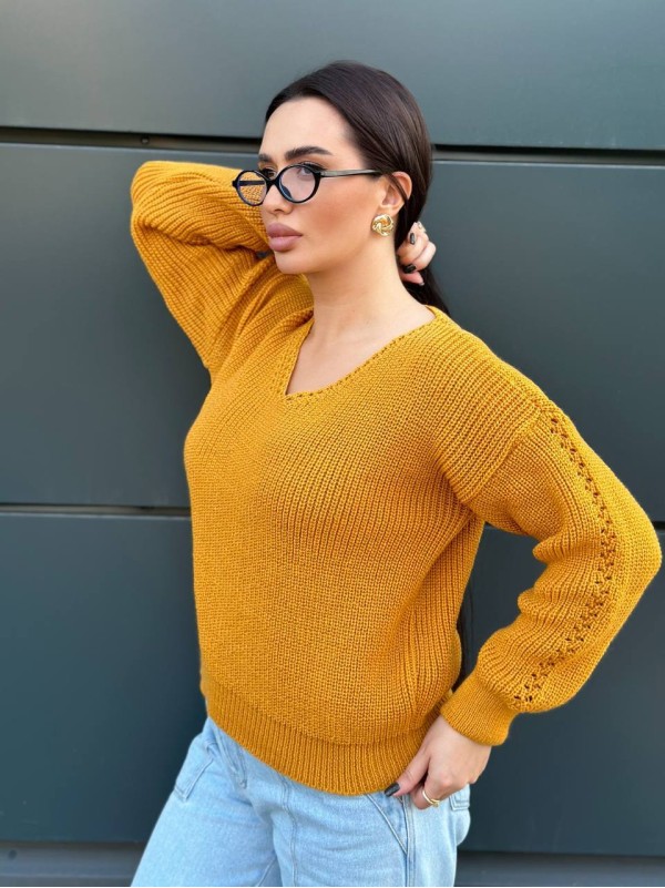 Жіночий светр з з вирізом жовтого кольору 34424