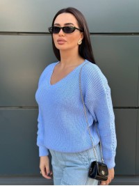 Жіночий светр з з вирізом блакитного кольору 34426