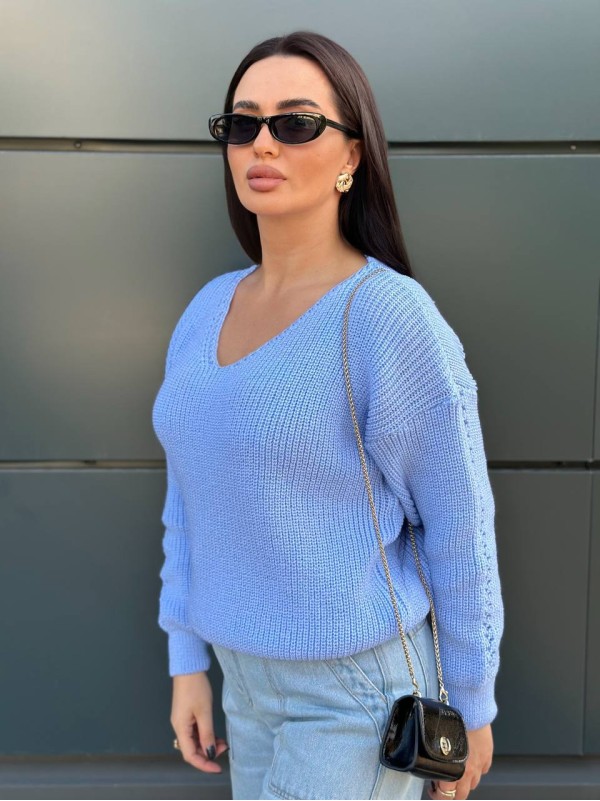 Жіночий светр з з вирізом блакитного кольору 34426