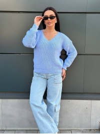 Жіночий светр з з вирізом блакитного кольору 34426