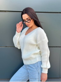 Жіночий светр з з вирізом молочного кольору 34427