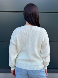 Жіночий светр з з вирізом молочного кольору 34427