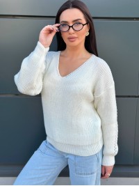 Жіночий светр з з вирізом молочного кольору 34427