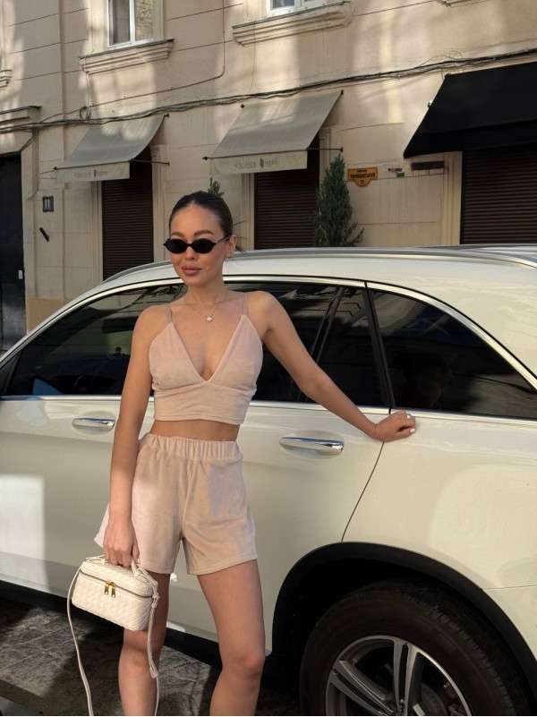 Велюровий домашній комплект топ+шорти бежевого кольору 34431