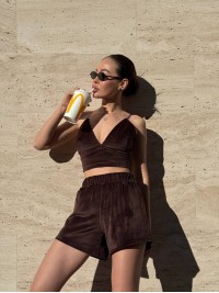 Велюровий домашній комплект топ+шорти коричневого кольору 34433