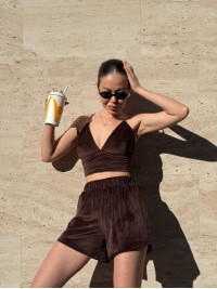 Велюровий домашній комплект топ+шорти коричневого кольору 34433