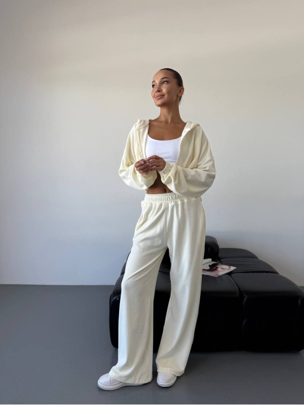 Жіночий велюровий костюм жовтого кольору 34442