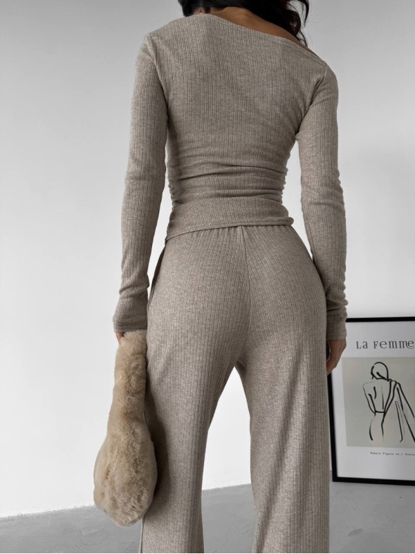 Ангоровий прогулянковий костюм бежевого кольору 34447