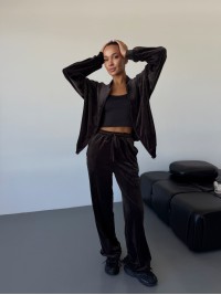 Жіночий велюровий костюм коричневого кольору 34452