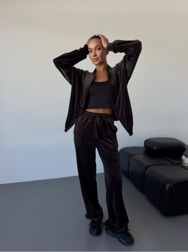 Жіночий велюровий костюм коричневого кольору 34452