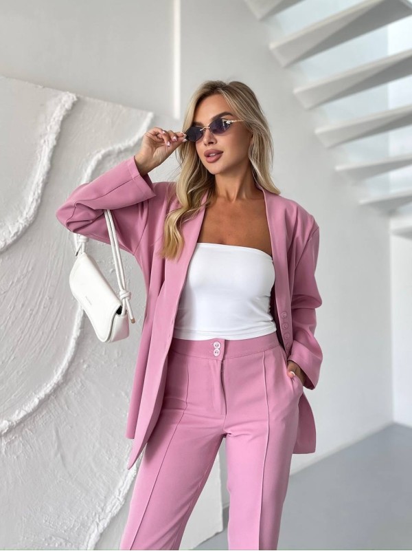 Жіночий класичний костюм рожевого кольору 34465