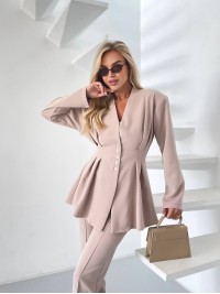 Жіночий класичний костюм бежевого кольору 34467