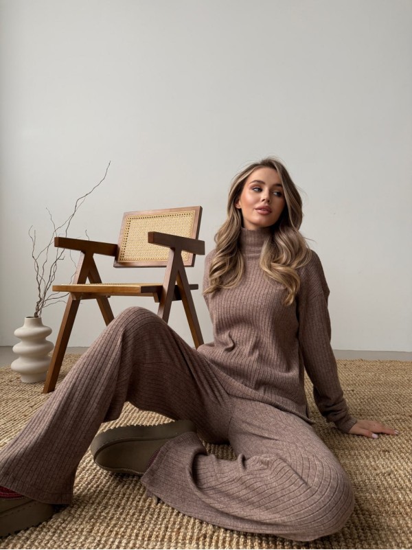 Жіночий в'язаний костюм кавового кольору 34489