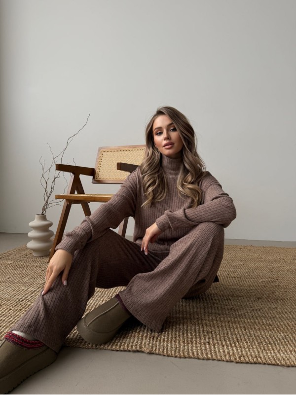 Жіночий в'язаний костюм кавового кольору 34489