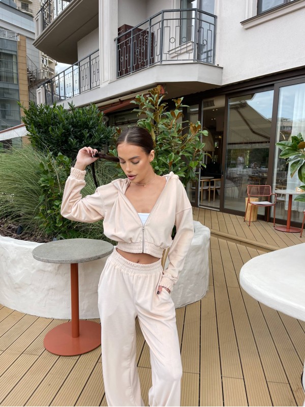 Жіночий велюровий костюм бежевого кольору 34496