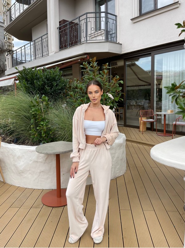 Жіночий велюровий костюм бежевого кольору 34496