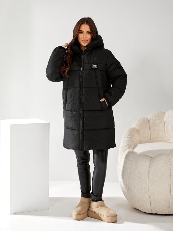 Жіноча куртка стьобана з капюшоном чорного кольору 34497