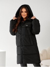 Жіноча куртка стьобана з капюшоном чорного кольору 34497