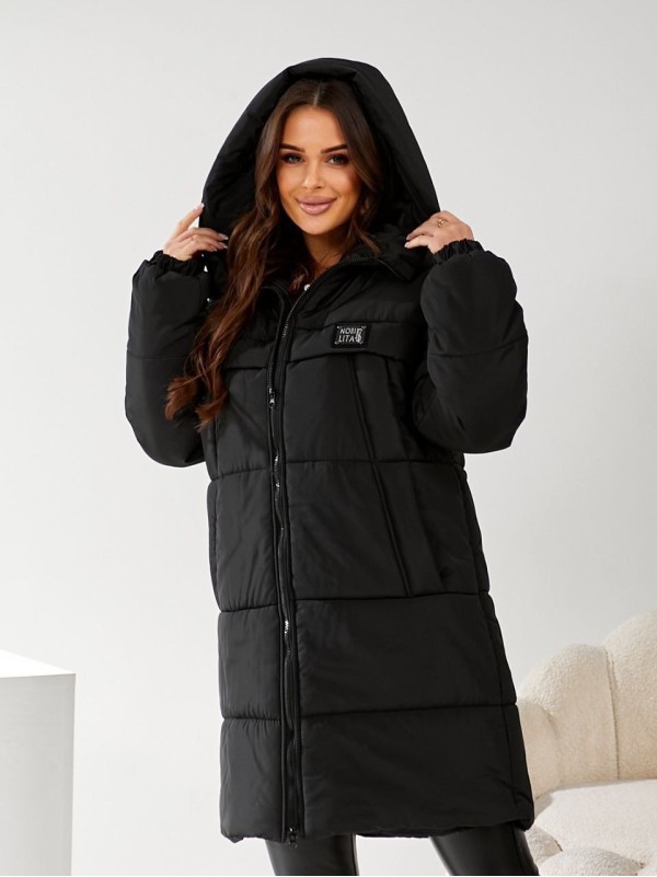 Жіноча куртка стьобана з капюшоном чорного кольору 34497