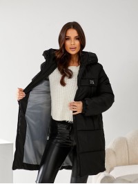 Жіноча куртка стьобана з капюшоном чорного кольору 34497